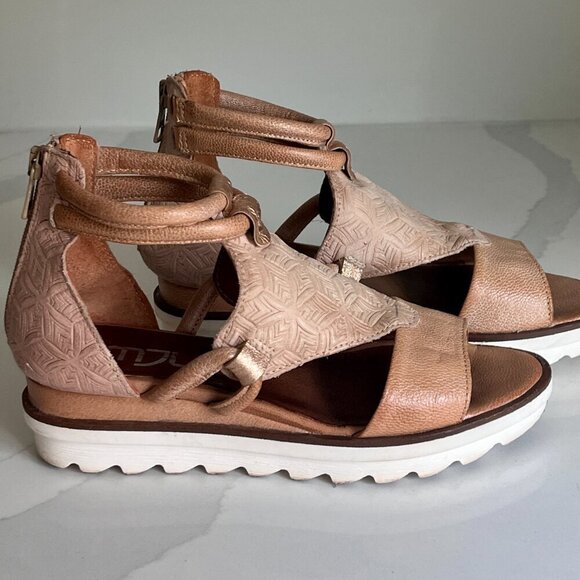 Mjus Woman's Tan Textured Leather Wedge Sandal Size 6 (36) - Picture 5 of 16